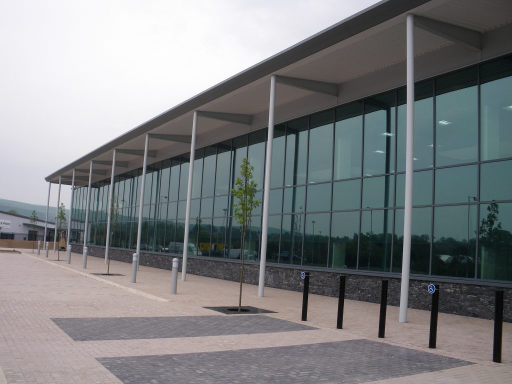 roller blinds for commercial office building with effective protection against heat and glare